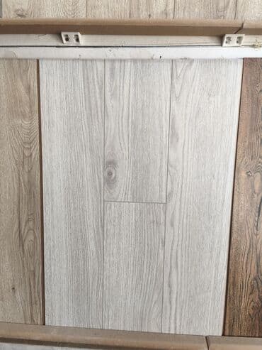 Ağ-boz tonlarda, ağac naxışlı laminat döşəmə paneli. - Dizayn: Təbii lalafo.az -da Ağ-boz tonlarda, ağac naxışlı laminat döşəmə paneli. - Dizayn: Təbii