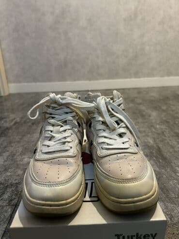 Məhsul: Ağ rəngli uniseks yüksəkboğaz idman ayaqqabısı Xüsusiyyətlər lalafo.az -da Məhsul: Ağ rəngli uniseks yüksəkboğaz idman ayaqqabısı Xüsusiyyətlər