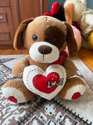 Şirin qəhvəyi və ağ rəngli yumşaq oyuncaq it, üzərində "LOVE" yazısı lalafo.az -da Şirin qəhvəyi və ağ rəngli yumşaq oyuncaq it, üzərində "LOVE" yazısı