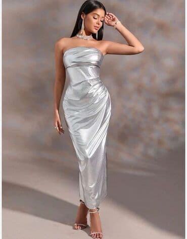 Gümüşü rəngdə, parlaq effektli, strapless axşam paltarı. Düz kəsimli lalafo.az -da Gümüşü rəngdə, parlaq effektli, strapless axşam paltarı. Düz kəsimli