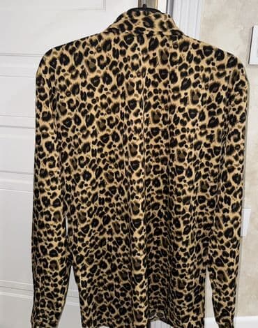 Leopard naxışlı uzunqol köynək – XL - Ölçü: XL (etiketdə qeyd olunub) lalafo.az -da Leopard naxışlı uzunqol köynək – XL - Ölçü: XL (etiketdə qeyd olunub)