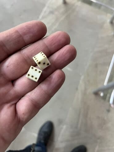 Mini zər cütü – əl işi, klassik kub forması. - Material: sümüyə lalafo.az -da Mini zər cütü – əl işi, klassik kub forması. - Material: sümüyə