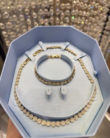 Swarovski original dəst 900 azn alınıb endirimlə satılır lalafo.az -da Swarovski original dəst 900 azn alınıb endirimlə satılır