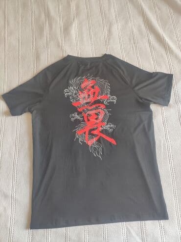 Qara rəngli kişi futbolkası – “Əjdaha” printi - Material: yüngül lalafo.az -da Qara rəngli kişi futbolkası – “Əjdaha” printi - Material: yüngül