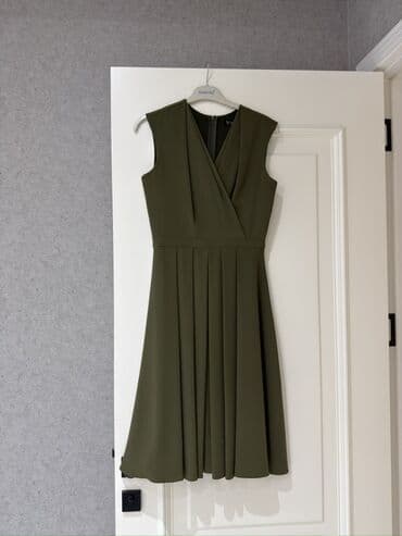 Zeytun-yaşıl rəngdə, qolsuz, A-kəsimli midi don. Üst hissə bükməli lalafo.az -da Zeytun-yaşıl rəngdə, qolsuz, A-kəsimli midi don. Üst hissə bükməli