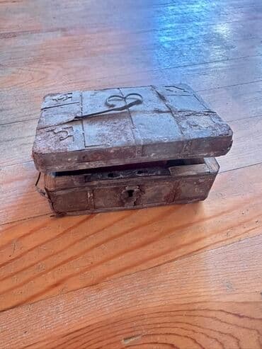 Qədimi sandıq mücrü 100 ildən çox yaşı var 1 əsrdən yuxarı yaşı var lalafo.az -da Qədimi sandıq mücrü 100 ildən çox yaşı var 1 əsrdən yuxarı yaşı var