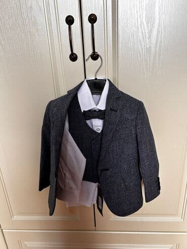 Bu tünd boz rəngli uşaq kostyum dəsti dörd hissədən ibarətdir: pencək lalafo.az -da Bu tünd boz rəngli uşaq kostyum dəsti dörd hissədən ibarətdir: pencək