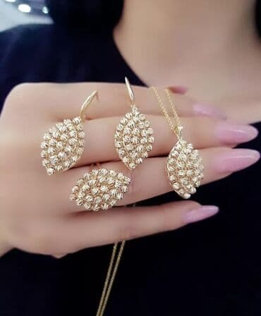 Dəstə daxildir: Üzük, Sırğa, Kulon, Pandora, Sarı qızıl, 585 Əyar, 1186 g lalafo.az -da Dəstə daxildir: Üzük, Sırğa, Kulon, Pandora, Sarı qızıl, 585 Əyar, 1186 g