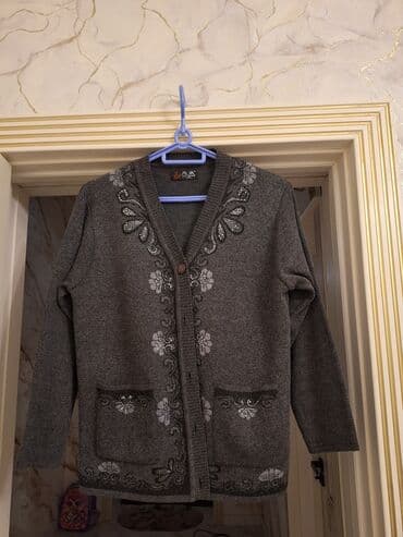 Qadın kardiqanı - Rəng: tünd boz - Model: V-yaxa, düyməli kardiqan - lalafo.az -da Qadın kardiqanı - Rəng: tünd boz - Model: V-yaxa, düyməli kardiqan -