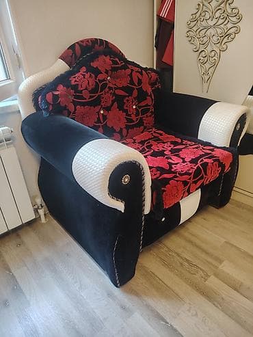 Geniş, yumşaq kreslo - Dizayn: Qara-ağ korpus, qırmızı qara güllü lalafo.az -da Geniş, yumşaq kreslo - Dizayn: Qara-ağ korpus, qırmızı qara güllü