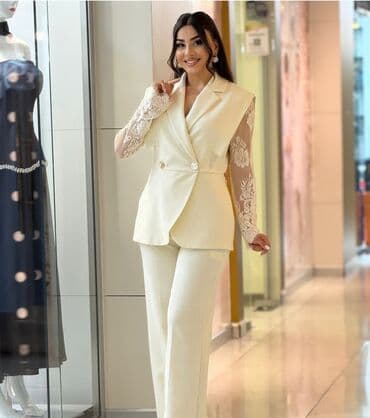 Zərif ağ rəngli qadın kostyumu – şalvar və uzun jilet kombini lalafo.az -da Zərif ağ rəngli qadın kostyumu – şalvar və uzun jilet kombini