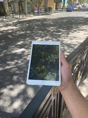 Apple iPad planşet - Rəng: Qızılı (Gold), ağ ön çərçivə - Ekran lalafo.az -da Apple iPad planşet - Rəng: Qızılı (Gold), ağ ön çərçivə - Ekran