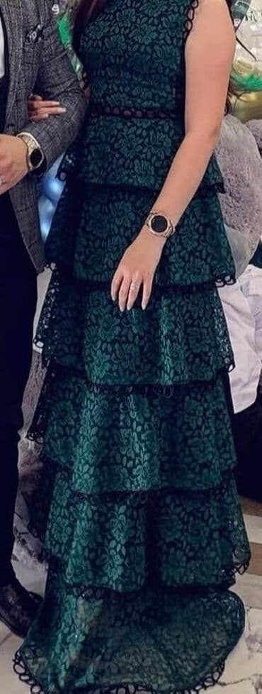 Zümrüd-yaşıl rəngdə uzun ziyafət/libas. - Model: çoxqatlı volanlı lalafo.az -da Zümrüd-yaşıl rəngdə uzun ziyafət/libas. - Model: çoxqatlı volanlı