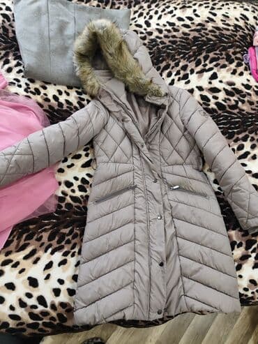 Qadın qış paltosu — kapüşonlu, süni kürklü - Rəng: açıq boz/bej lalafo.az -da Qadın qış paltosu — kapüşonlu, süni kürklü - Rəng: açıq boz/bej