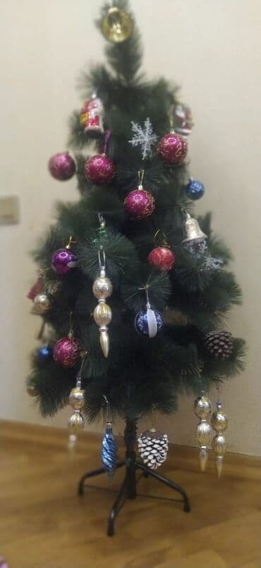 Yeni il ağacı az istifadə olunub Üstünda zər,oyuncaqları və işıq var lalafo.az -da Yeni il ağacı az istifadə olunub Üstünda zər,oyuncaqları və işıq var