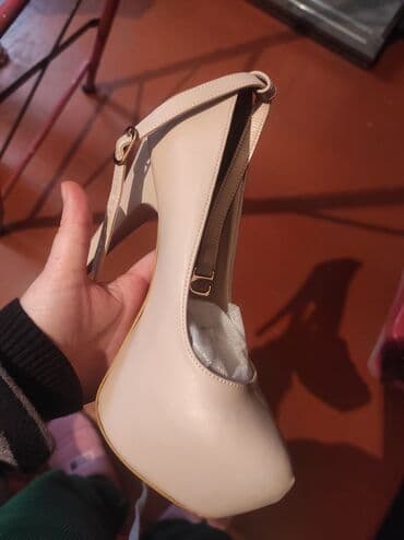 35 razmeri ayaqqabı 1 dəfə geyinilib qiyməti 10 m lalafo.az -da 35 razmeri ayaqqabı 1 dəfə geyinilib qiyməti 10 m