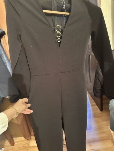 Qadın tulumu – qara rəngli, uzunqol, V-yaxalı model. Sinə hissəsində lalafo.az -da Qadın tulumu – qara rəngli, uzunqol, V-yaxalı model. Sinə hissəsində