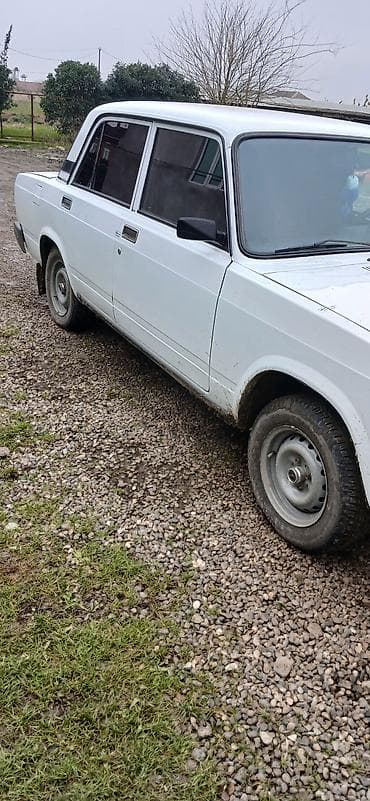 VAZ 2107 sedan – ağ rəngli, 4 qapılı klassik kuzov. Mexaniki yan lalafo.az -da VAZ 2107 sedan – ağ rəngli, 4 qapılı klassik kuzov. Mexaniki yan