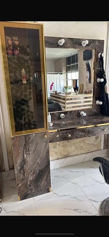 Salon üçün vizaj/ustura masası və vitrinli güzgü paneli - Material və at lalafo.az Salon üçün vizaj/ustura masası və vitrinli güzgü paneli - Material və