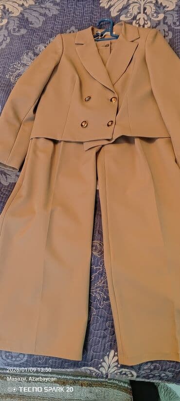 Qadın kostyum dəsti – bej rəng - Üst geyim: qısa, iki sıralı düyməli lalafo.az -da Qadın kostyum dəsti – bej rəng - Üst geyim: qısa, iki sıralı düyməli