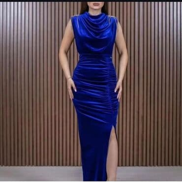 Royal mavi rəngdə, atlas-parıltılı məxmərdən uzun ziyafət geyimi. - lalafo.az -da Royal mavi rəngdə, atlas-parıltılı məxmərdən uzun ziyafət geyimi. -