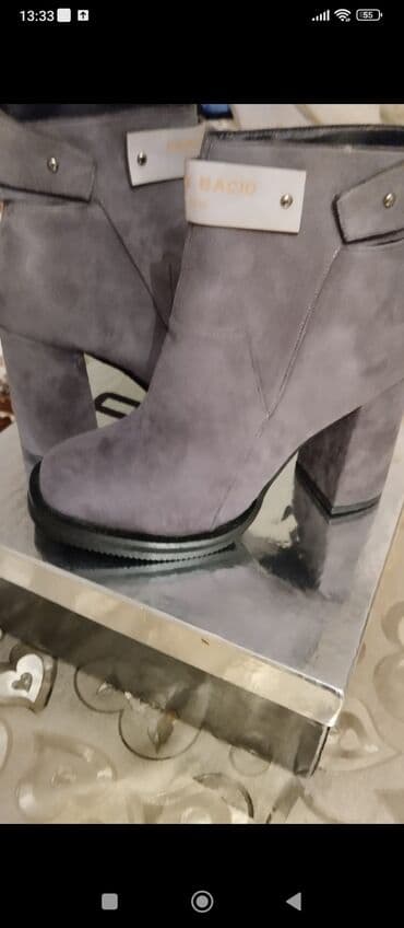 Qadın botları – boz rəng, qalın dabanlı və kvadrat topuqlu model lalafo.az -da Qadın botları – boz rəng, qalın dabanlı və kvadrat topuqlu model