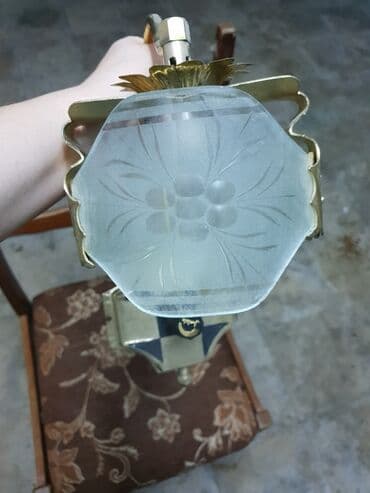 Şüşə abajurlu divar lampası - Klassik üslubda bəzəkli metal korpus lalafo.az -da Şüşə abajurlu divar lampası - Klassik üslubda bəzəkli metal korpus