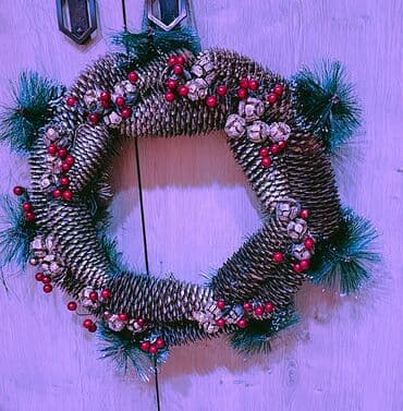 Şam qozalarından hazırlanmış dekorativ Yeni il çələngi - Material lalafo.az -da Şam qozalarından hazırlanmış dekorativ Yeni il çələngi - Material