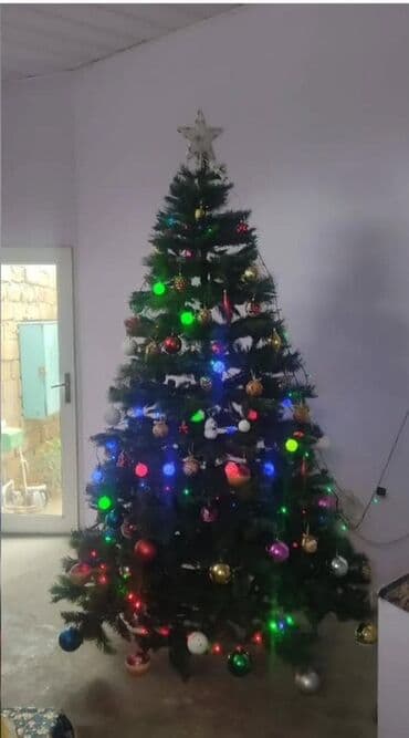 Yeni il bayramı üçün tam bəzədilmiş süni şam ağacı. - Təxmini lalafo.az -da Yeni il bayramı üçün tam bəzədilmiş süni şam ağacı. - Təxmini
