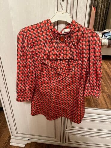 Qadın bluzası - Rəng və naxış: Qırmızı tonlarda, kvadratvari mozaik lalafo.az -da Qadın bluzası - Rəng və naxış: Qırmızı tonlarda, kvadratvari mozaik