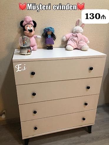 Ağ rəngli 4 çekmeceli komod - Minimalist dizayn, hamar səth və qara lalafo.az -da Ağ rəngli 4 çekmeceli komod - Minimalist dizayn, hamar səth və qara