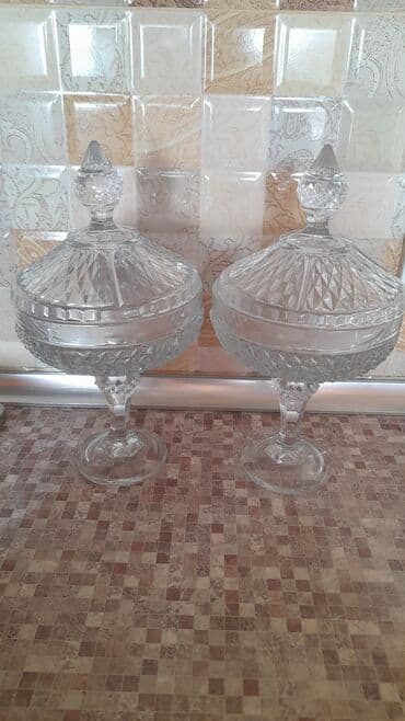 Klassik dizaynlı şüşə qab dəsti - 2 ədəd qapaqlı, ayaqlı lalafo.az -da Klassik dizaynlı şüşə qab dəsti - 2 ədəd qapaqlı, ayaqlı