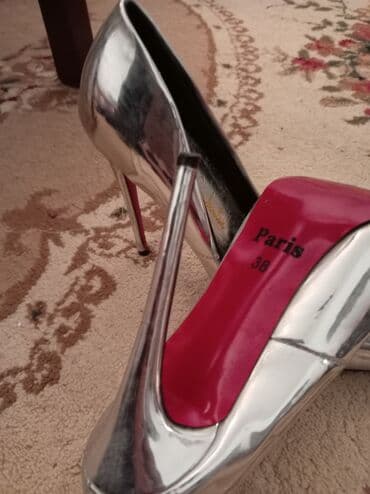 Gümüş rəngli, uclu burunlu yüksəkdaban qadın tufliləri. - Rəng lalafo.az -da Gümüş rəngli, uclu burunlu yüksəkdaban qadın tufliləri. - Rəng