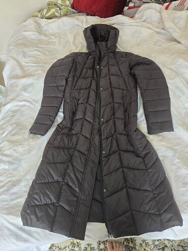 Uzun qadın paltosu – qara rəngdə, yüngül şişmə (puff) model. - Dizayn lalafo.az -da Uzun qadın paltosu – qara rəngdə, yüngül şişmə (puff) model. - Dizayn