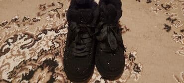 Qara rəngli qadın qış idman ayaqqabıları - Rəng: tam qara - Material lalafo.az -da Qara rəngli qadın qış idman ayaqqabıları - Rəng: tam qara - Material