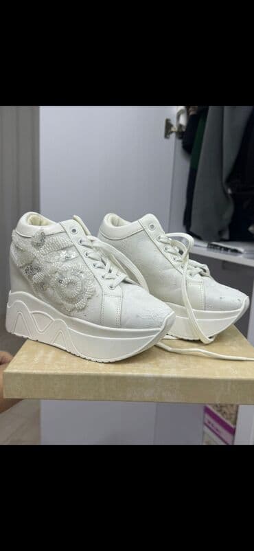 Ölçü: 35, rəng - Ağ, İşlənmiş lalafo.az -da Ölçü: 35, rəng - Ağ, İşlənmiş