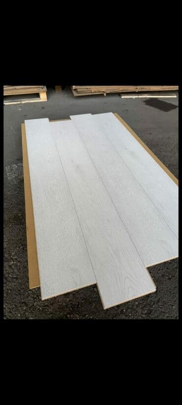 Açıq boz-ağ tonlarda, ağac naxışlı, geniş ölçülü laminat döşəmə lalafo.az -da Açıq boz-ağ tonlarda, ağac naxışlı, geniş ölçülü laminat döşəmə