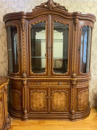 Klassik üslubda, zəngin oyma naxışlarla işlənmiş vitrin-bufet mebeli lalafo.az -da Klassik üslubda, zəngin oyma naxışlarla işlənmiş vitrin-bufet mebeli