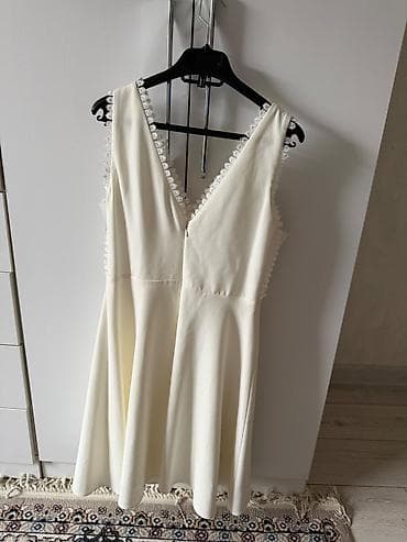 Ağ rəngdə zərif qadın paltarı - Model: A-kesim, dirsəyə qədər enən lalafo.az -da Ağ rəngdə zərif qadın paltarı - Model: A-kesim, dirsəyə qədər enən