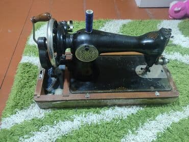 Mexanik tikiş maşını – əl çarxlı model, taxta baza və taxta qapaqlı lalafo.az -da Mexanik tikiş maşını – əl çarxlı model, taxta baza və taxta qapaqlı