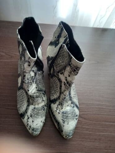 Qadın qısa çəkmələri – ilan dərisi naxışlı - Rəng/naxış: boz-qara lalafo.az -da Qadın qısa çəkmələri – ilan dərisi naxışlı - Rəng/naxış: boz-qara