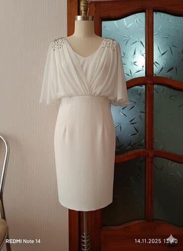 Ağ rəngli zərif qadın paltarı. - Dizayn: V-yaxa, üst hissədə kəsişən lalafo.az -da Ağ rəngli zərif qadın paltarı. - Dizayn: V-yaxa, üst hissədə kəsişən