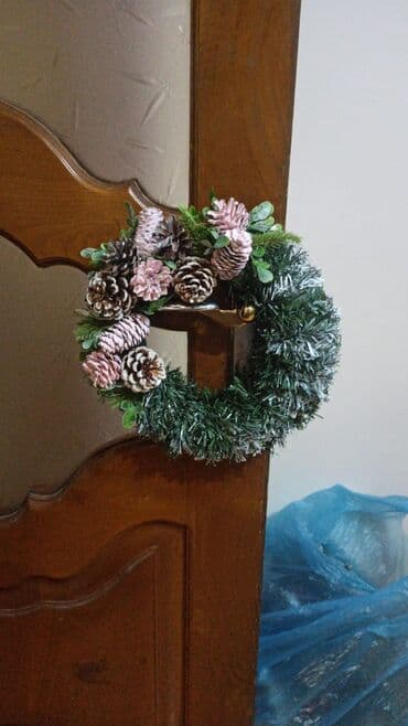 Yeni il/qış temalı qapı bəzəyi – əl işi. Təsvir: - Dairəvi şam lalafo.az -da Yeni il/qış temalı qapı bəzəyi – əl işi. Təsvir: - Dairəvi şam