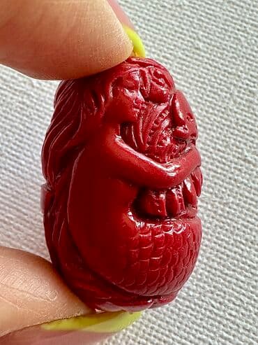 Уникальный красный коралл с художественной резьбой: русалка и дельфин lalafo.az -da Уникальный красный коралл с художественной резьбой: русалка и дельфин