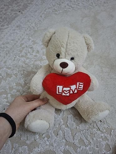 Oyuncaq ayı – qırmızı ürəkli - Material: yumşaq plyuş, toxunuşa xoş lalafo.az -da Oyuncaq ayı – qırmızı ürəkli - Material: yumşaq plyuş, toxunuşa xoş