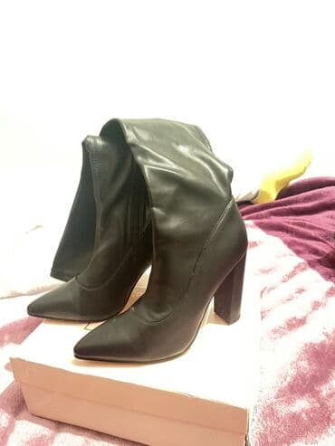 Qadın botları – qara rəng, burun hissəsi sivri. - Material: parlayan lalafo.az -da Qadın botları – qara rəng, burun hissəsi sivri. - Material: parlayan