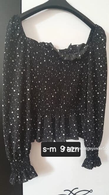 Qara rəngdə, ulduz naxışlı, uzunqol qadın bluzası. Yaxa hissəsi lalafo.az -da Qara rəngdə, ulduz naxışlı, uzunqol qadın bluzası. Yaxa hissəsi