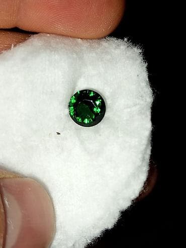 Tsavorite qarnet (yaşıl qranat) daş 1.5 karat lalafo.az -da Tsavorite qarnet (yaşıl qranat) daş 1.5 karat