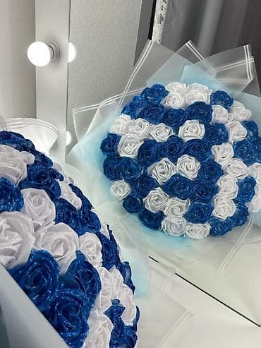 Mavi və ağ rəng palitrasında hazırlanmış süni gül buketi. - Material at lalafo.az Mavi və ağ rəng palitrasında hazırlanmış süni gül buketi. - Material