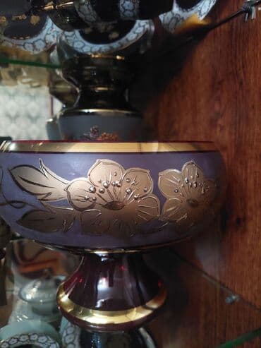 Dekorativ şüşə qab – ayaqlı, bənövşəyi-mor tonlarda, qızılı naxışlı - lalafo.az -da Dekorativ şüşə qab – ayaqlı, bənövşəyi-mor tonlarda, qızılı naxışlı -